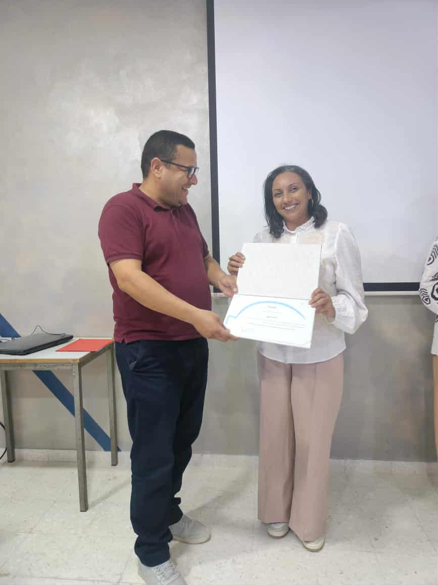 صورة مع إداري ورشة ISET جربة