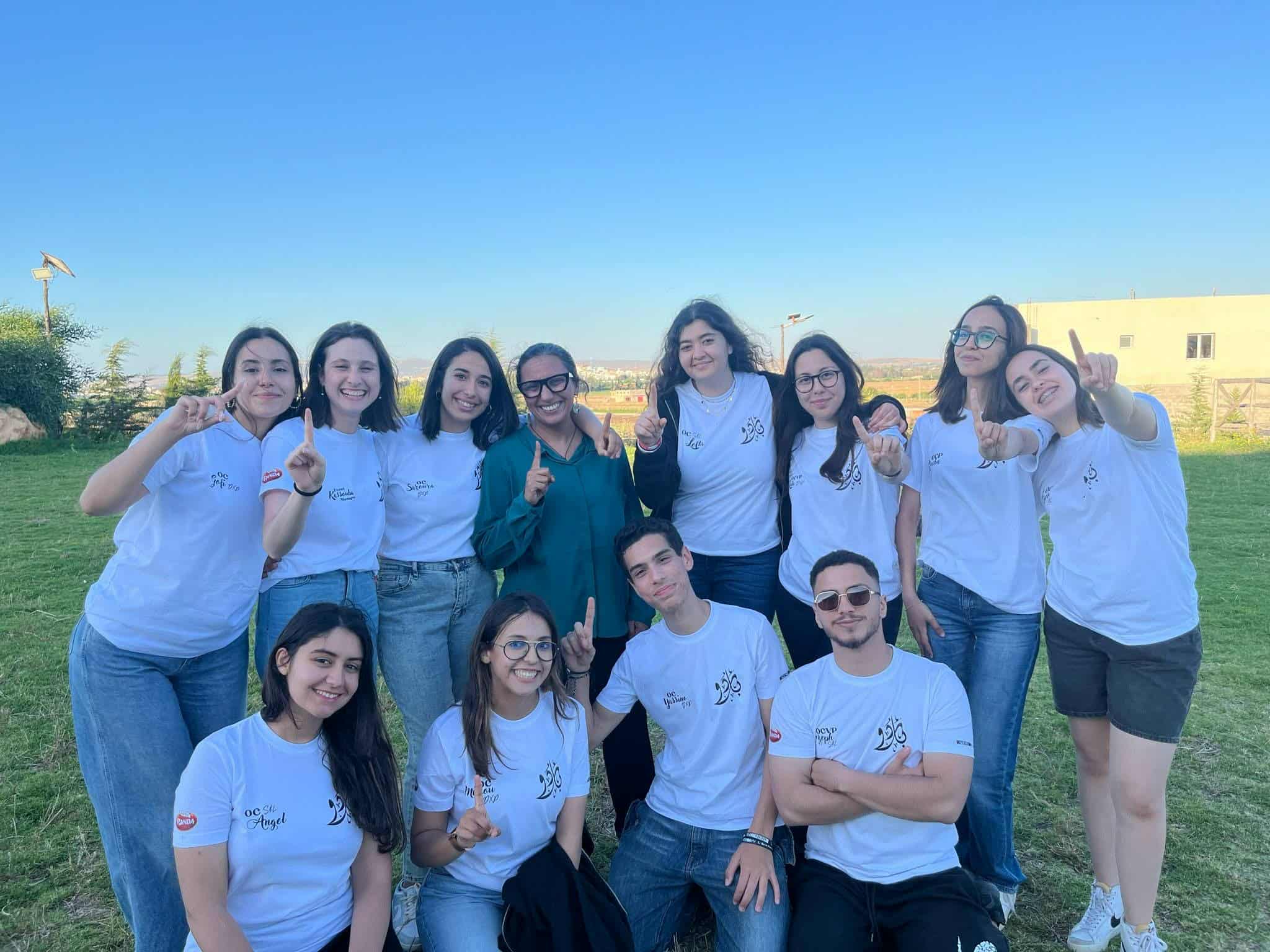 صورة جماعية لفريق الإشراف والتنظيم.